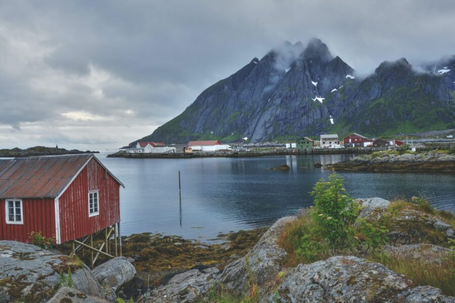 Et nøst med fjell og andre hus i bakgrunnen